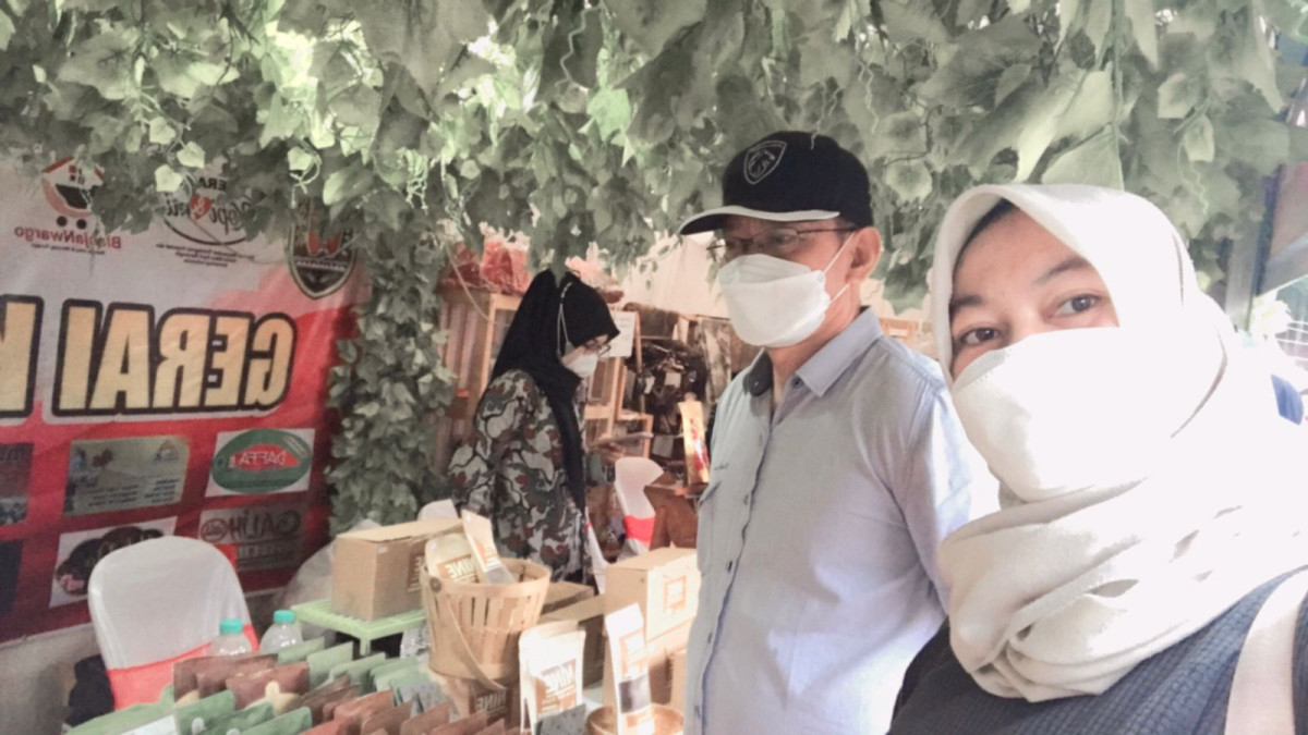 Bapak Lurah cangkiran antusias mengunjungi Bazar